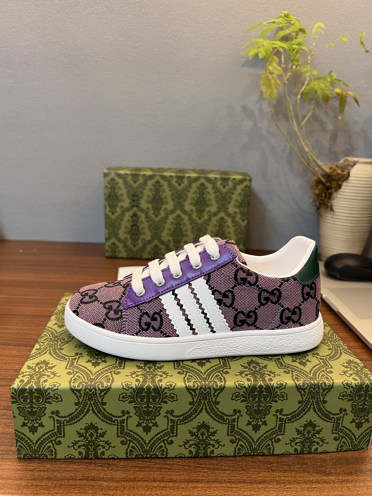 Children's shoes child